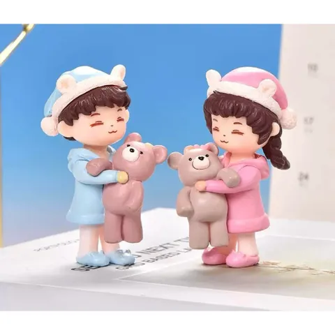 ✨ Mô hình cặp đôi ôm gấu mini siêu dễ thương – decor xinh xắn cho mọi góc nhỏ ✨kích thước 7,5*4,5cm