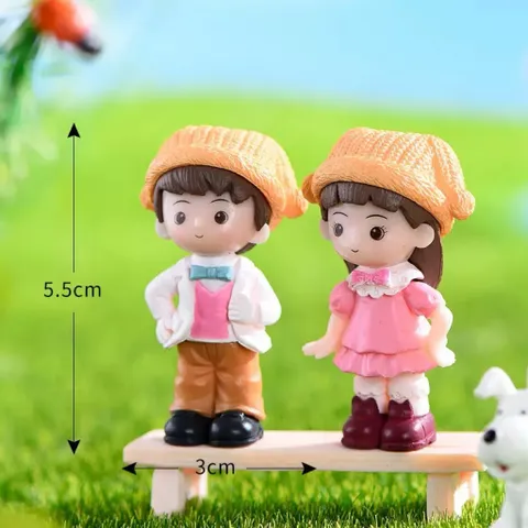 Mô hình cặp đôi đội mũ len dễ thương - trang trí tiểu cảnh,bàn học,taplo ô tô kích thước 5,1 *3 cm