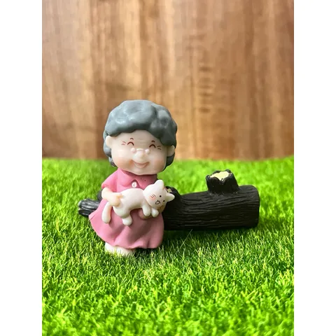 Bà già vui vẻ ôm mèo ngồi gốc cây kích thước 6,5*3,5 cm trang trí