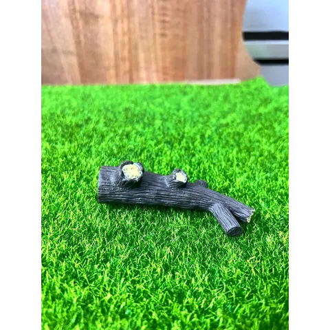 Bà già vui vẻ ôm mèo ngồi gốc cây kích thước 6,5*3,5 cm trang trí