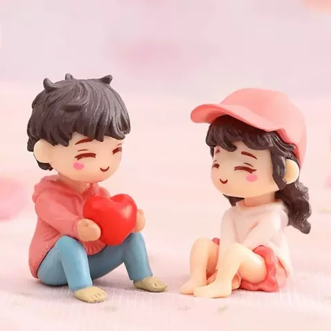 Mô hình cặp đôi ngồi ôm tim mini dễ thương – Trang trí tiểu cảnh, bàn học, bàn làm việc