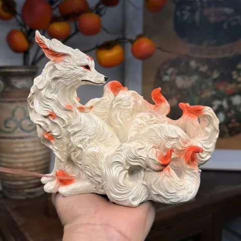Tượng hồ ly 9 đuôi phong thủy trang trí – Hồ ly trắng vẽ điểm đỏ tinh xảo kích thước 13,8*17,6 cm