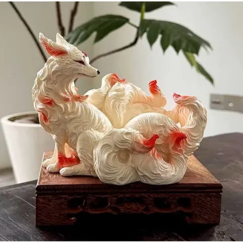 Tượng hồ ly 9 đuôi phong thủy trang trí – Hồ ly trắng vẽ điểm đỏ tinh xảo kích thước 13,8*17,6 cm