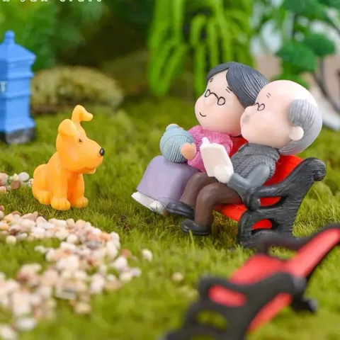 Mô hình cặp đôi ông bà già ngồi ghế mini - trang trí tiểu cảnh,bàn học,bàn làm việc,taplo ô tô