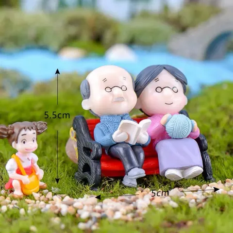 Mô hình cặp đôi ông bà già ngồi ghế mini - trang trí tiểu cảnh,bàn học,bàn làm việc,taplo ô tô