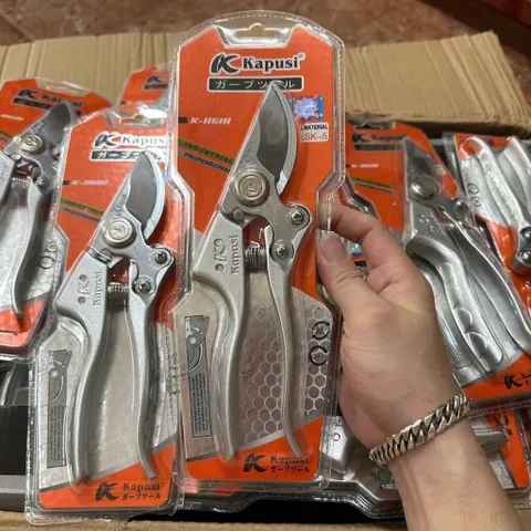 Kéo cắt cành thép SK5 với đá mài tự động và lò xo trợ lực Kapusi Japan, cực sắc bén cho việc tỉa cây.