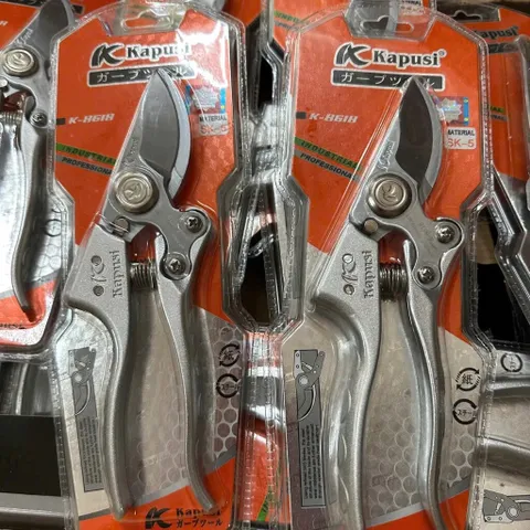 Kéo cắt cành thép SK5 với đá mài tự động và lò xo trợ lực Kapusi Japan, cực sắc bén cho việc tỉa cây.