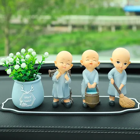 Tượng Chú Tiểu Quét Nhà Mini – Trang Trí Ô Tô, Để Bàn, Resin Chibi Dễ Thương