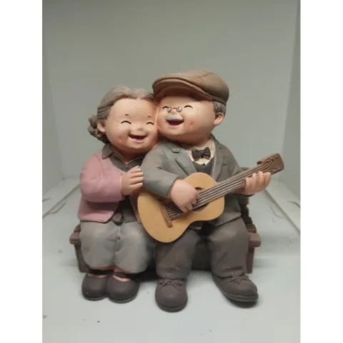 Tượng ông bà đánh đàn guitar