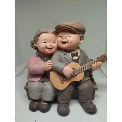 Tượng ông bà đánh đàn guitar