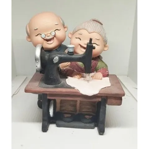 Tượng ông bà thôn quê may áo cổ điển