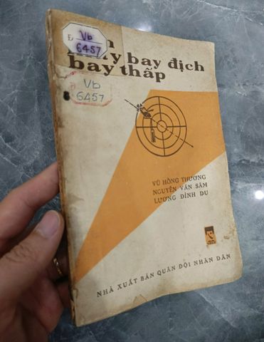 Bắn máy bay địch bay thấp