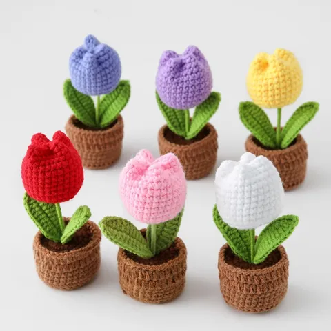 Chậu hoa tulip len dùng trang trí bàn làm việc, làm quà tặng
