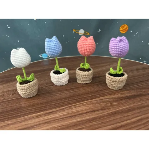 Chậu hoa tulip len dùng trang trí bàn làm việc, làm quà tặng