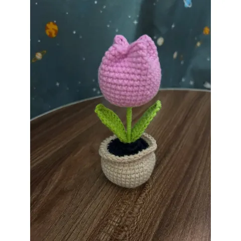 Chậu hoa tulip len dùng trang trí bàn làm việc, làm quà tặng