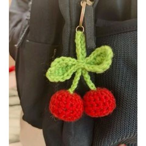 Móc khóa trái cherry len dùng làm quà tặng, trang trí balo, túi xách