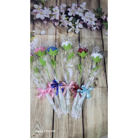 Bó hoa hồng len 1 bông dùng làm quà tặng
