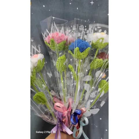 Bó hoa hồng len 1 bông dùng làm quà tặng