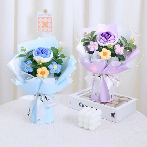 Bó hoa hồng len làm quà tặng