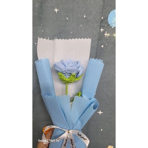 Bó hoa hồng len làm quà tặng