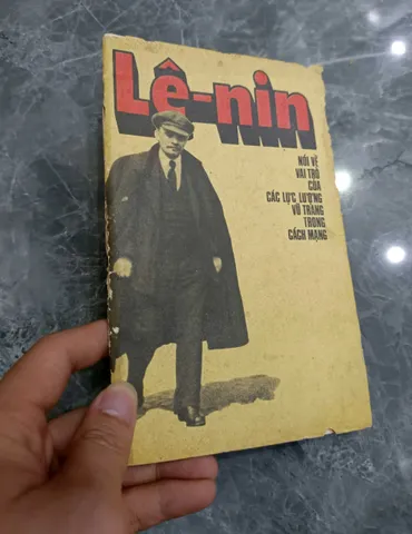 Lê-nin nói về vai trò của các lực lượng vũ trang trong cách mạng