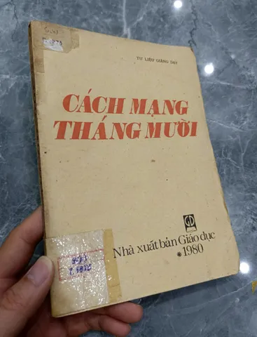 Cách mạng tháng Mười (Sách cũ)