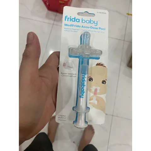 Dụng Cụ Hỗ Trợ Uống Thuốc Frida Baby 0M+