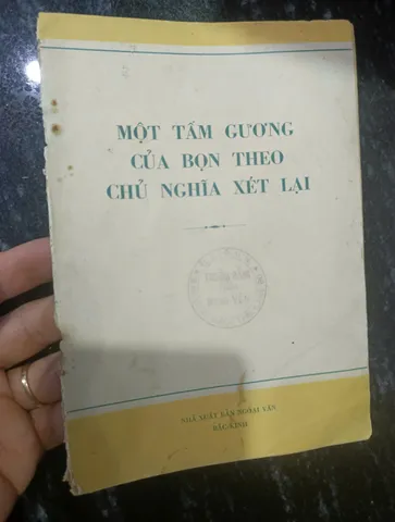 Một tấm gương của bọn theo chủ nghĩa xét lại (sách cũ)