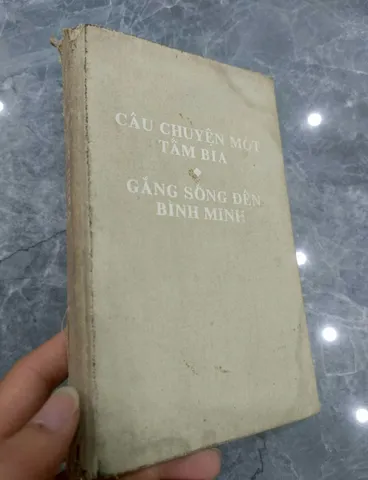 Câu chuyện một tấm bia - Gắng sống đến bình minh (sách cũ)