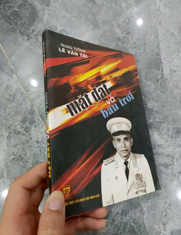 Mặt đất và bầu trời - Hồi ký trung tướng Lê Văn Tri (sách cũ)