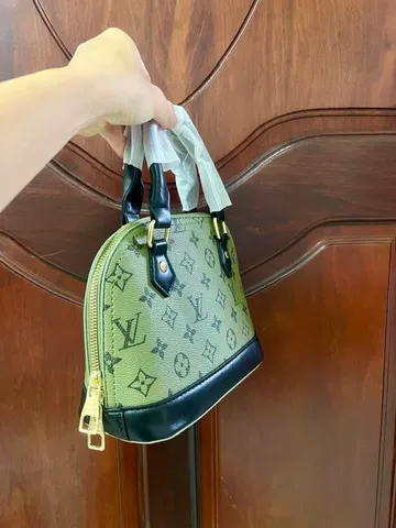 (ẢNH THẬT) - Túi xách Nữ Cầm Tay Dáng Hến Chất Da Dày Dặn In Họa Tiết Siêu Cưng Size 20 KÈM DÂY ĐEO CHÉO