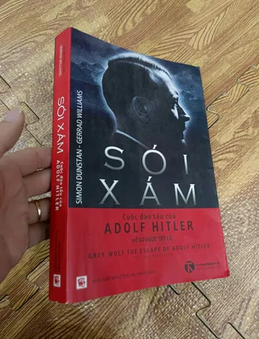 Sói xám - Cuộc đào tẩu của Adolf Hitler (Sách đã qua sử dụng)