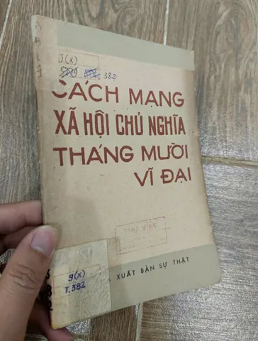 Cách mạng xã hội chủ nghĩa tháng Mười vĩ đại (sách cũ)