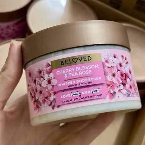 Beloved Cherry Blossom & Tea Rose Body Scrub (Tẩy tế bào chết toàn thân hương hoa anh đào và trà hồng Beloved) 283gr 807095