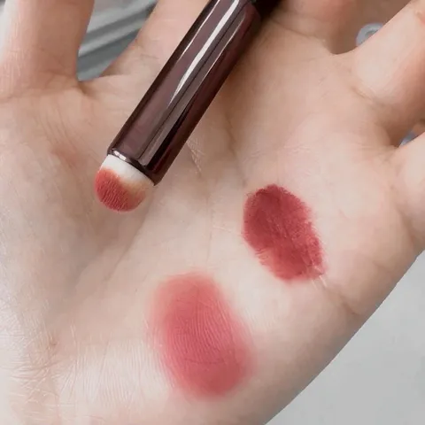 CỌ TÁN SON CHE KHUYẾT ĐIỂM CHO MÔI MỀM MỊN ĐA NĂNG TIỆN LỢI 808129