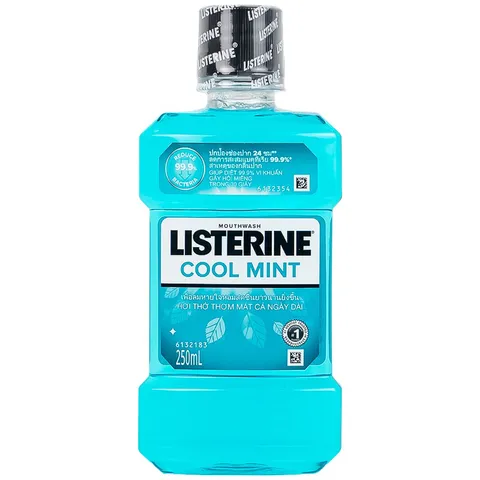Nước súc miệng Listerine Cool Mint (Chai 250ml) giúp bảo vệ khoang miệng 24h khỏi vi khuẩn và nguyên nhân gây hôi miệng.