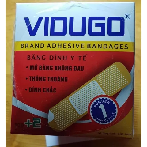 Băng keo cá nhân Vidugo đỏ (Hộp 100 miếng) Dính chắc, mở băng không đau, dễ sử dụng, khô thoáng.