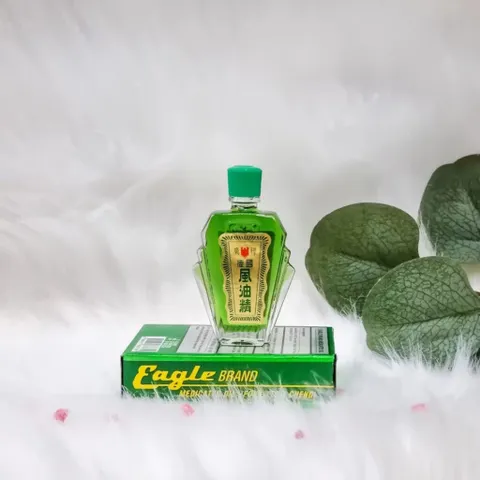 Dầu gió xanh Con Ó Eagle Brand Medicated Oil (Chai 24ml) Giảm đau nhức đầu, chóng mặt, đau lưng hoặc đau bụng.