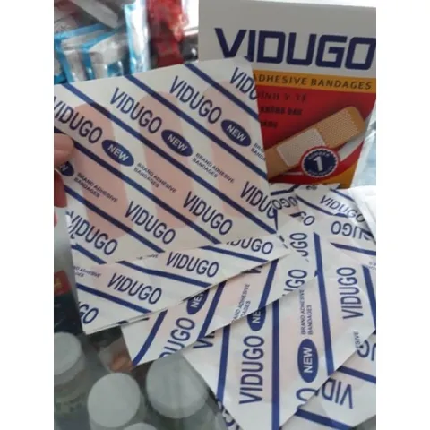 Băng keo cá nhân Vidugo đỏ (Hộp 100 miếng) Dính chắc, mở băng không đau, dễ sử dụng, khô thoáng.