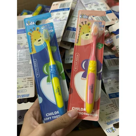 bàn chải đánh răng trẻ em L từ 2 tuổi màu giao ngẫu nhiên 810004