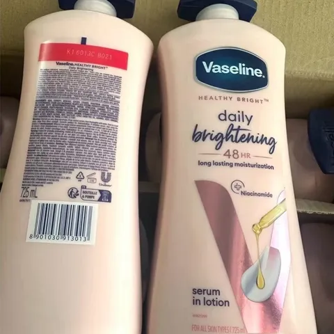 Sữa dưỡng thể Vaseline 725ml dưỡng trắng da - Hồng