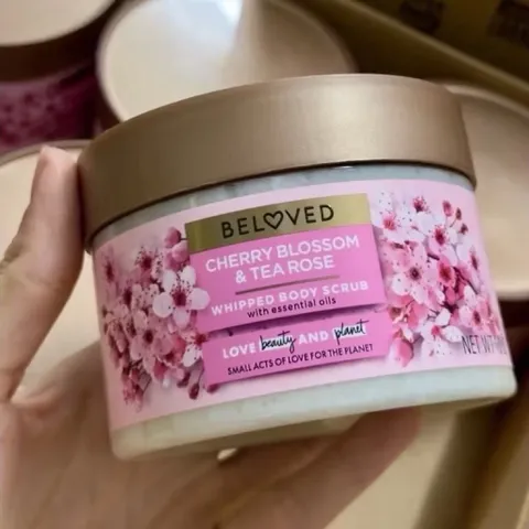 Beloved Cherry Blossom & Tea Rose Body Scrub (Tẩy tế bào chết toàn thân hương hoa anh đào và trà hồng Beloved) 283gr 812064