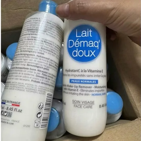 Sửa tẩy trang Lait Démaq Doux 250ml có chứa thành phần vitamin E giữ ẩm