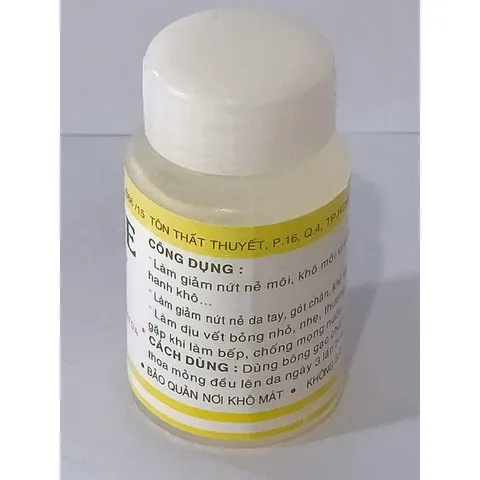 VASELINE THIÊN NGÂN (Chai 20g) Giúp làm giảm nứt nẻ môi, khô môi vì thời tiết lạnh, hanh khô, làm dịu vết bỏng nhẹ.