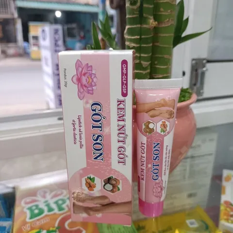 KEM NỨT GÓT GÓT SON (Tuýp 10g) Gót Son cho làn da mịn màng và đàn hồi chắc khỏe.