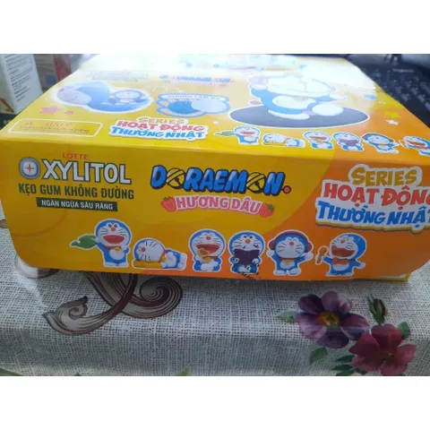 Kẹo gum Lotte Doraemon không đường hương dâu hộp 09 trái