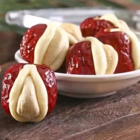 Kẹo Táo Đỏ Kẹp Sữa Lạc Đà Nhân Hạt Điều