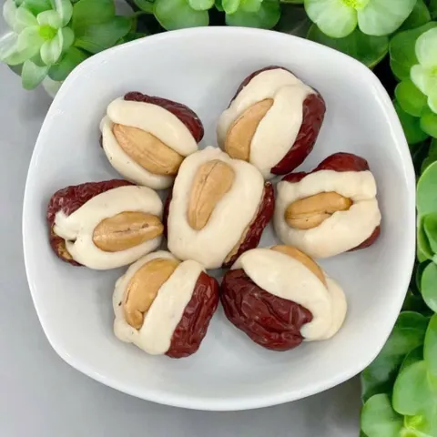 Kẹo Táo Đỏ Kẹp Sữa Lạc Đà Nhân Hạt Điều