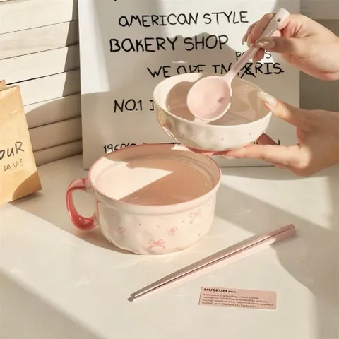 Set Bát Tô Sứ 2 Trong 1 Có Quai Cầm Kèm Nắp, Thìa, Đũa - Thiết Kế Nơ Hồng/Bông Tuyết Xinh Xắn, Bát Úp Mì, Tô Đựng Canh