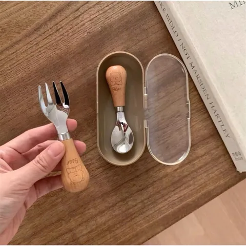 Bộ THìa Dĩa Inox Cán Gỗ Hình Gấu Kèm Hộp Đựng Cho Bé Ăn Dặm